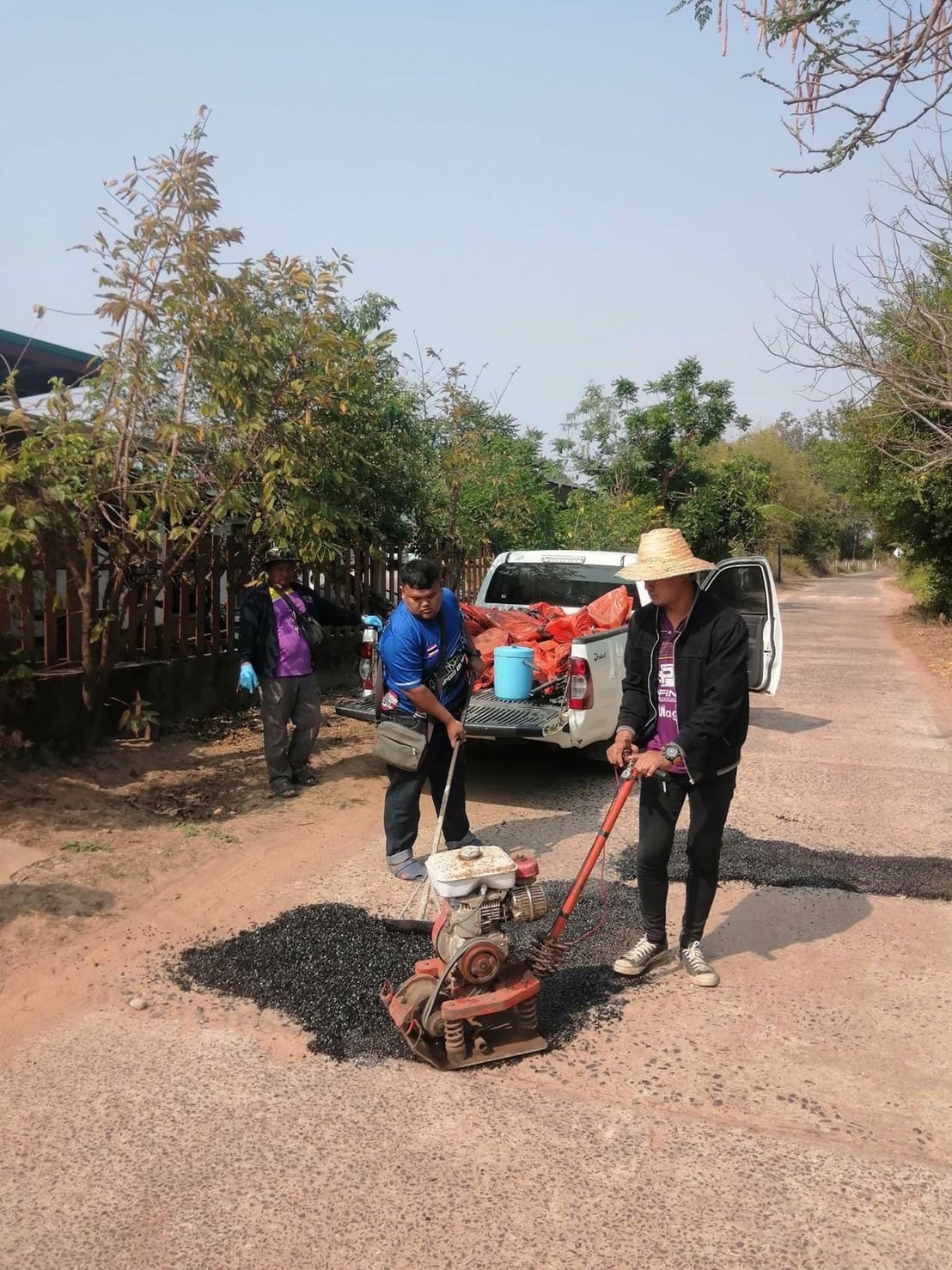 นที่ 27-28 กุมภาพันธ์ 2566 นายสหาย สังฆะมะณี นายกองค์การบริหารส่วนตำบลสะอาดสมบูรณ์ มอบหมายให้ กองช่าง ลงพื้นที่เข้าดำเนินการซ่อมแซมถนนภายในหมู่บ้านดอนทอง หมู่ที่ 1 บ้านดอนศรีวิไล หมู่ที่ 12 เพื่อความปลอดภัยของประชาชนผู้ใช้รถใช้ถนน