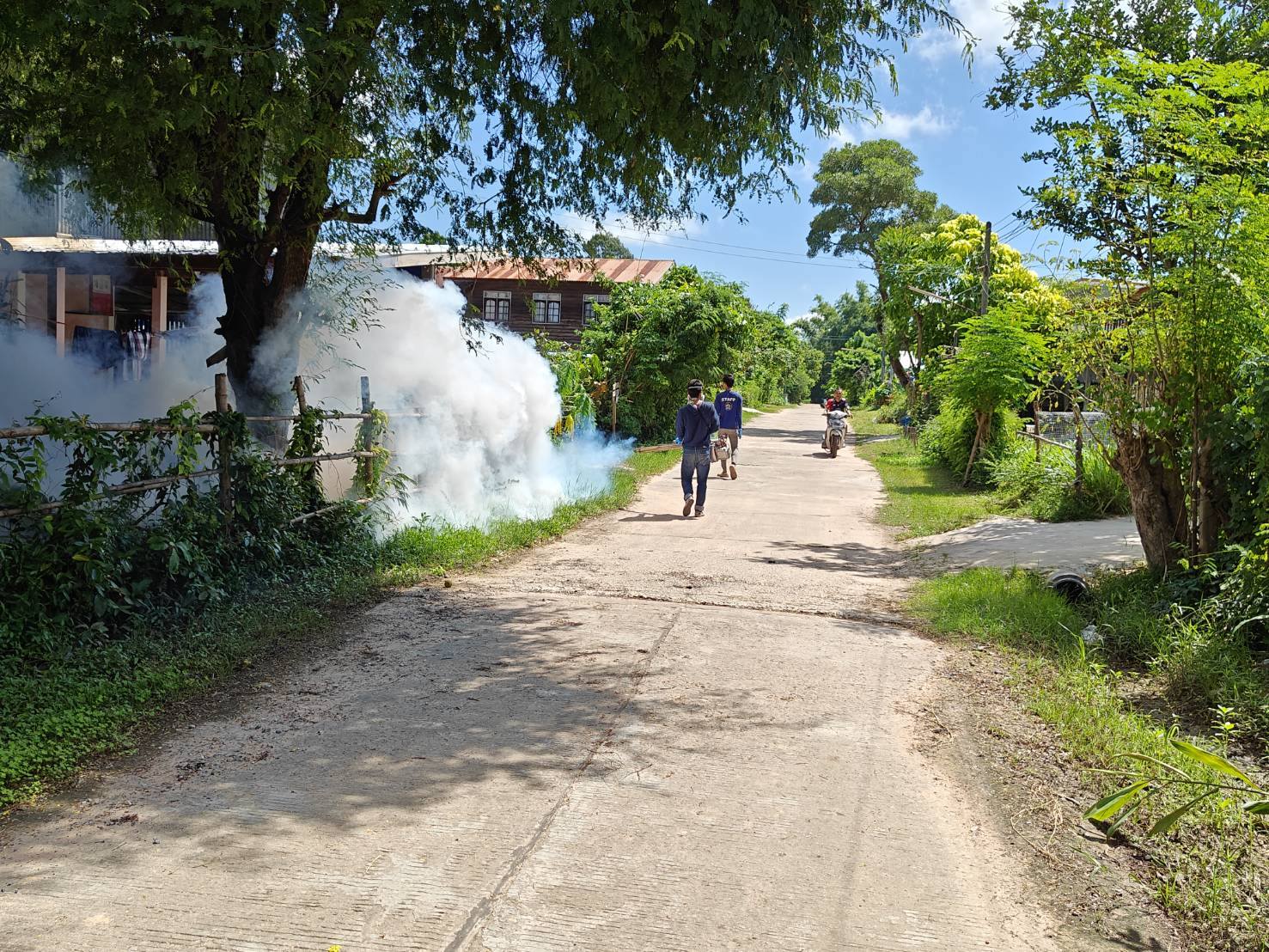 เมื่อวันที่ 10 ตุลาคม 2568 องค์การบริหารส่วนตำบลสะอาดสมบูรณ์    งานป้องกันและบรรเทาสาธารณภัย พร้อมเจ้าหน้าที่ อบต.สะอาดสมบูรณ์ ลงพื้นที่ฉีดพ่นหมอกควันกำจัดยุงพาหะโรคไข้ซิก้า บ้านป่าเพิ่ม หมู่ที่ 11 ต.สะอาดสมบูรณ์ อ.เมือง จ.ร้อยเอ็ด 