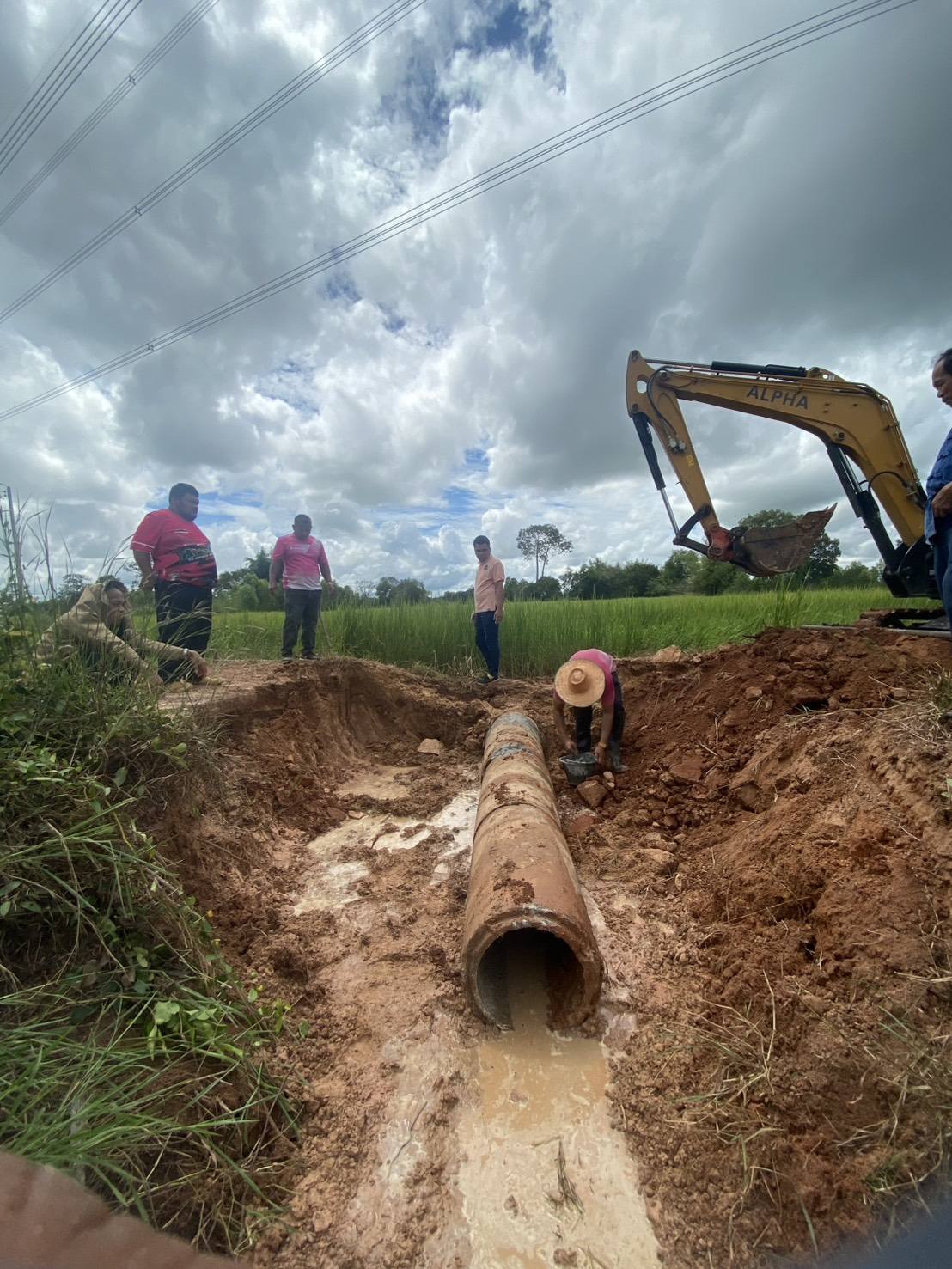 เมื่อวันอังคารที่ 14 ตุลาคม 2568 นายสหาย สังฆะมะณี นายก อบต.สะอาดสมบูรณ์ มอบหมายเจ้าหน้าที่กองช่าง   ลงพื้นที่เข้าดำเนินการซ่อมแซมถนนวางท่อระบายน้ำเส้นบ้านแมต หมู่ 3 เชื่อมบ้านหนองแข้ หมู่  14 ต.สะอาดสมบูรณ์ อ.เมือง จ.ร้อยเอ็ด