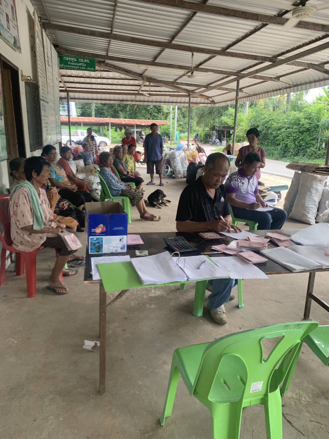 เมื่อวันที่ 14 ตุลาคม 2568 นายสหาย สังฆะมะณี นายก อบต.สะอาดสมบูรณ์ มอบหมาย เจ้าหน้าที่องค์การบริหารส่วนตำบลสะอาดสมบูรณ์ ลงพื้นที่ออกรับซื้อขยะ  ตามโครงการขยะทองคุ้มครองสวัสดิการ ประจำเดือน ตุลาคม 