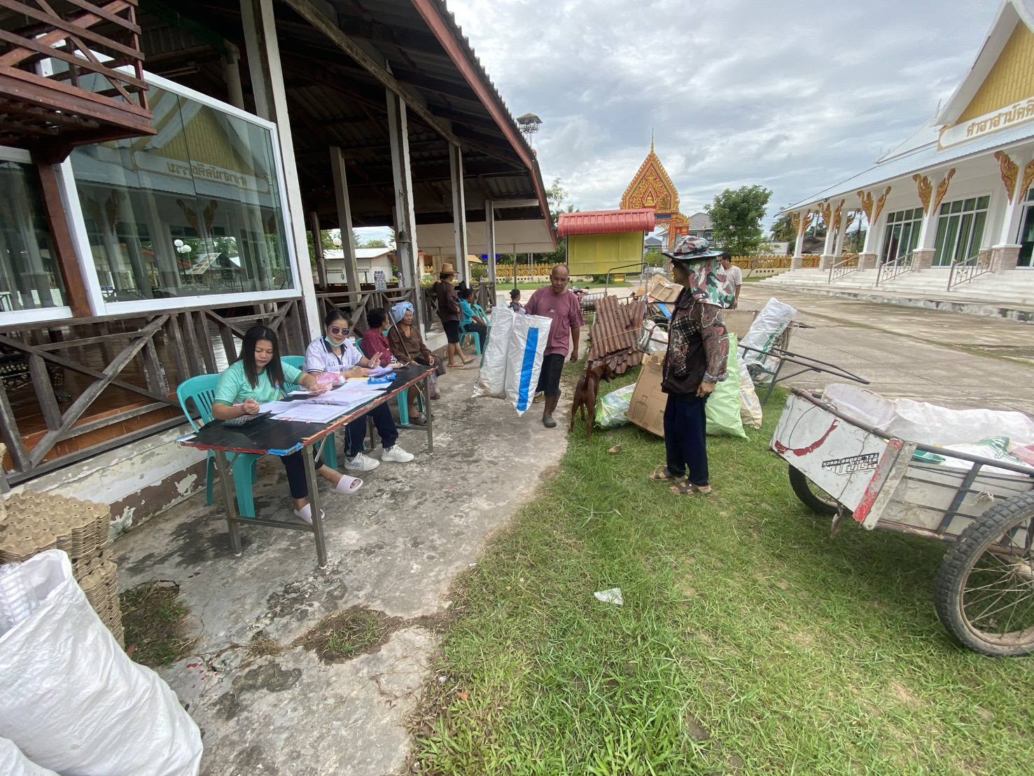 เมื่อวันที่ 15 ตุลาคม 2568 นายสหาย สังฆะมะณี นายก อบต.สะอาดสมบูรณ์ มอบหมาย เจ้าหน้าที่องค์การบริหารส่วนตำบลสะอาดสมบูรณ์ ลงพื้นที่ออกรับซื้อขยะ  ตามโครงการขยะทองคุ้มครองสวัสดิการ หมู่ 3 หมู่ 4 หมู่ 5 และหมู่ 6 ประจำเดือน 