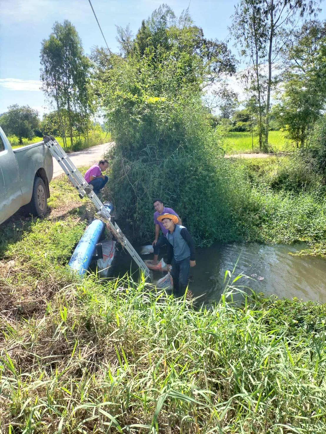 วันศุกร์ที่ 17 ตุลาคม  2568 นายสหาย สังฆะมะณี นายกองค์การบริหารส่วนตำบลสะอาดสมบูรณ์ มอบหมายเจ้าหน้าที่กองช่าง กองเกษตร และงานป้องกันฯ  นำกระสอบทรายกั้นน้ำห้วยรากไถบ้านกาหลงเพื่อสูบน้ำลงหนองแวง บ้านแทน พร้อมกำจัดวัชพืชบริเวณท่อส่งน้ำ