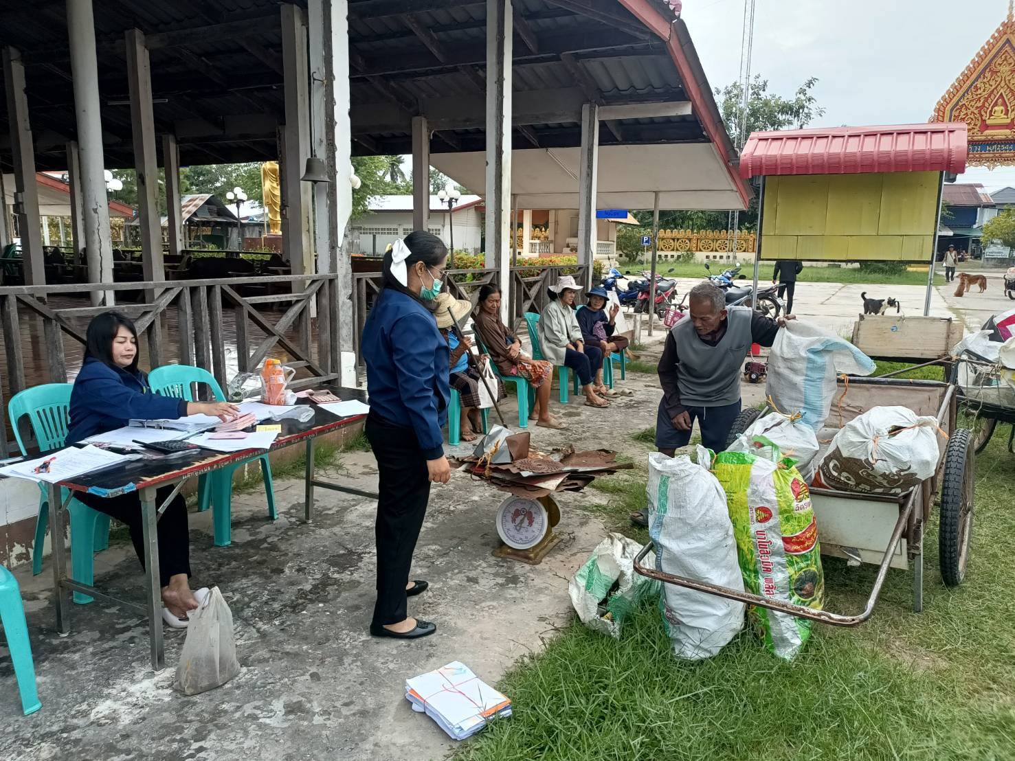 วันที่ 17 พฤศจิกายน 2568  อบต.สะอาดสมบูรณ์ โดย นายสหาย สังฆะมะณี  นายกองค์การบริหารส่วนตำบลสะอาดสมบูรณ์  มอบหมายให้ เจ้าหน้าที่องค์การบริหารส่วนตำบลสะอาดสมบูรณ์  ลงพื้นที่รับชื้อขยะทองคุ้มครองสวัสดิการ ระหว่างวันที่ 13 - 18 พฤศจิกายน 2568  