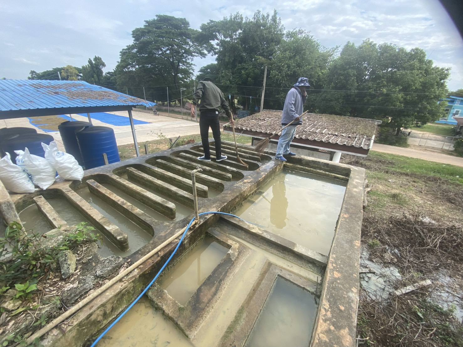 วันอังคารที่ 18 พฤศจิกายน 2568 นายสหาย สังฆะมะณี นายกองค์การบริหารส่วนตำบลสะอาดสมบูรณ์ มอบหมายเจ้าหน้าที่กองช่าง ทีมงานประปา   เข้าดำเนินการล้าง น้ำวน ไส้กรอง ระบบประปาผิวดิน บ้านแมต  หมู่ที่  4 ต.สะอาดสมบูรณ์ อ.เมือง จ.ร้อยเอ็ด