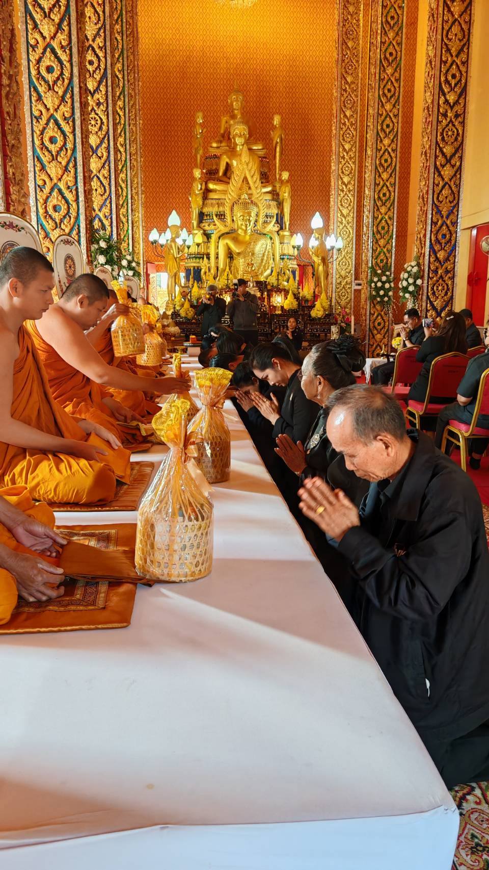 เมื่อวันที่  21 พฤศจิกายน 2568 องค์การบริหารส่วนตำบลสะอาดสมบูรณ์ อำเภอเมือง จังหวัดร้อยเอ็ด เข้าร่วมพิธีบำเพ็ญกุศลทักษิณานุประทาน อุทิศถวายพระราชกุศลแด่สมเด็จพระนางเจ้าสิริกิติ์ ณ วัดบึงพลาญชัยร้อยเอ็ด