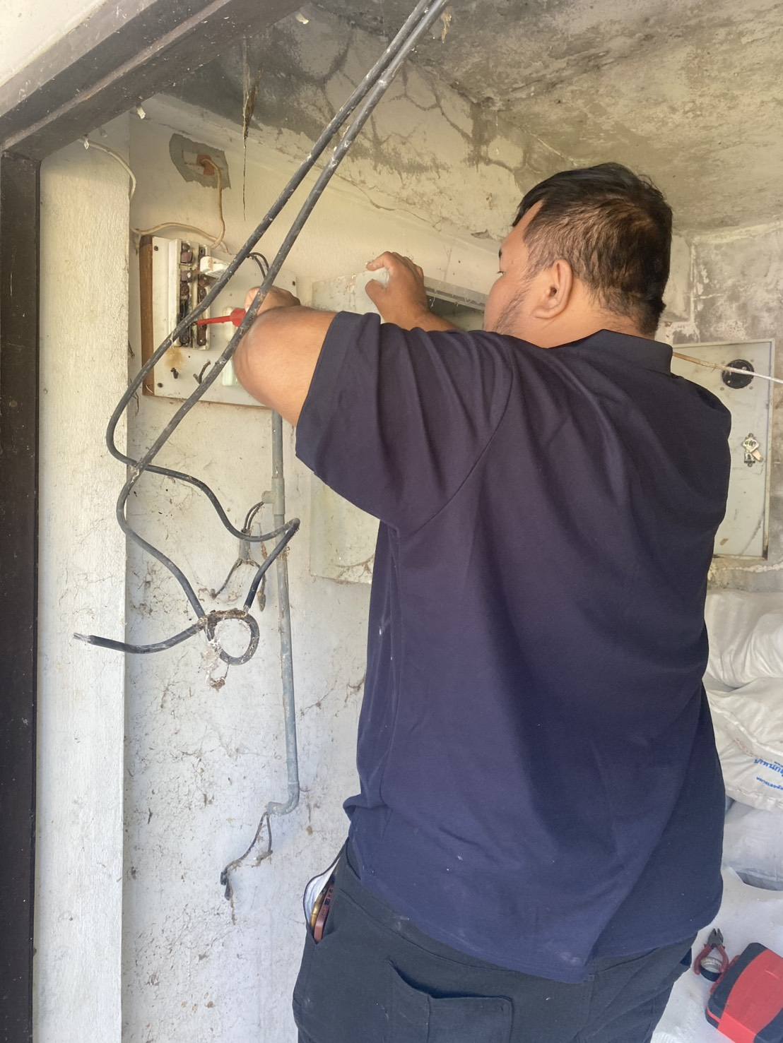 วันอังคารที่ 25 พฤศจิกายน 2568 นายสหาย สังฆะมะณี นายก อบต.สะอาดสมบูรณ์ มอบหมายเจ้าหน้าที่กองช่าง ทีมงานประปา   เข้าดำเนินการเปลี่ยนเบรคเกอร์ มอเตอร์สูบน้ำขึ้นถังสูง และทำความสะอาดรอบบริเวณประปา บ้านแมต  หมู่ที่  4 ต.สะอาดสมบูรณ์ อ.เมือง จ.ร้อยเอ็ด