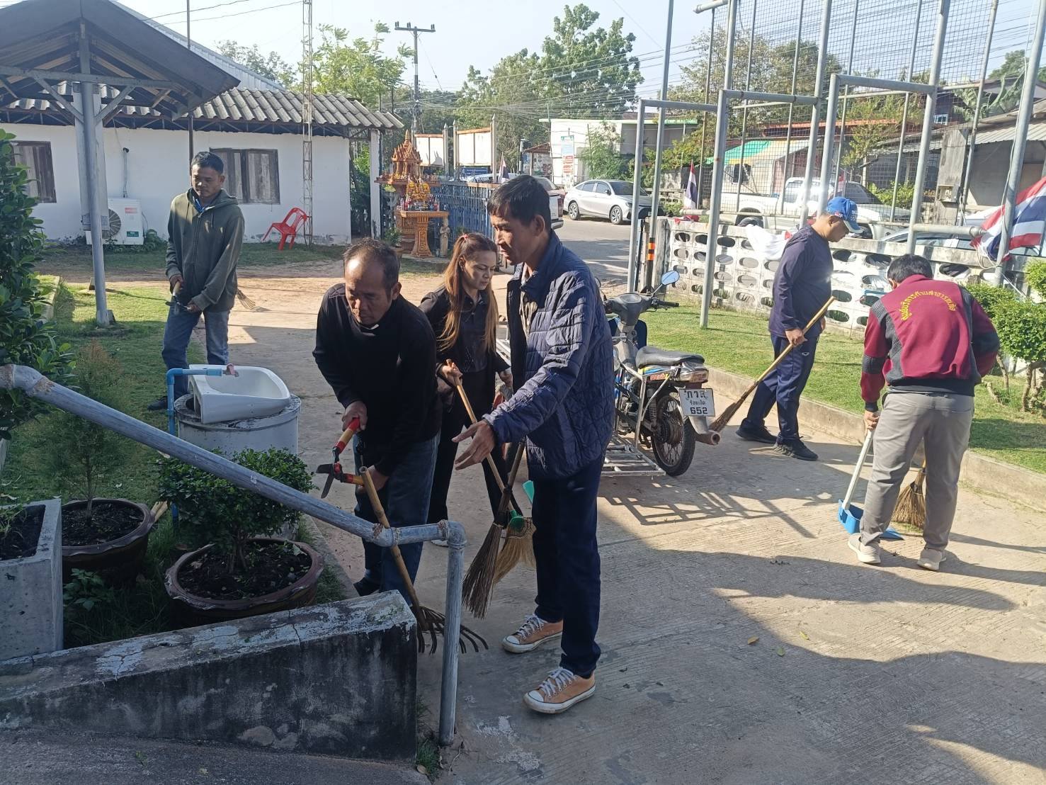 วันพฤหัสบดี ที่ 27 พฤศจิกายน 2568 องค์การบริหารส่วนตำบลสะอาดสมบูรณ์ ร่วมทำกิจกรรมทำความสะอาดบริเวณสำนักงาน