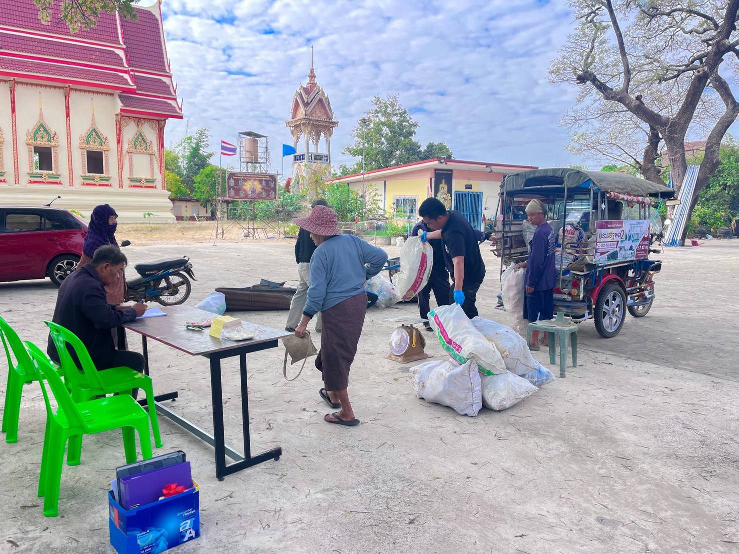 วันที่ 27 มกราคม  2569 อบต.สะอาดสมบูรณ์ ลงพื้นที่รับชื้อขยะทองคุ้มครองสวัสดิการ ระหว่างวันที่ 22-23- 26-27 มกราคม 2569 เพื่อรับชื้อขยะรีไซเคิลจากสมาชิก โดยสมาชิกจะนำขยะที่คัดแยกแล้วมาขายที่กองทุนขยะทองฯ ตามหมู่บ้านที่เป็นสมาชิก ประจำเดือน มกราคม