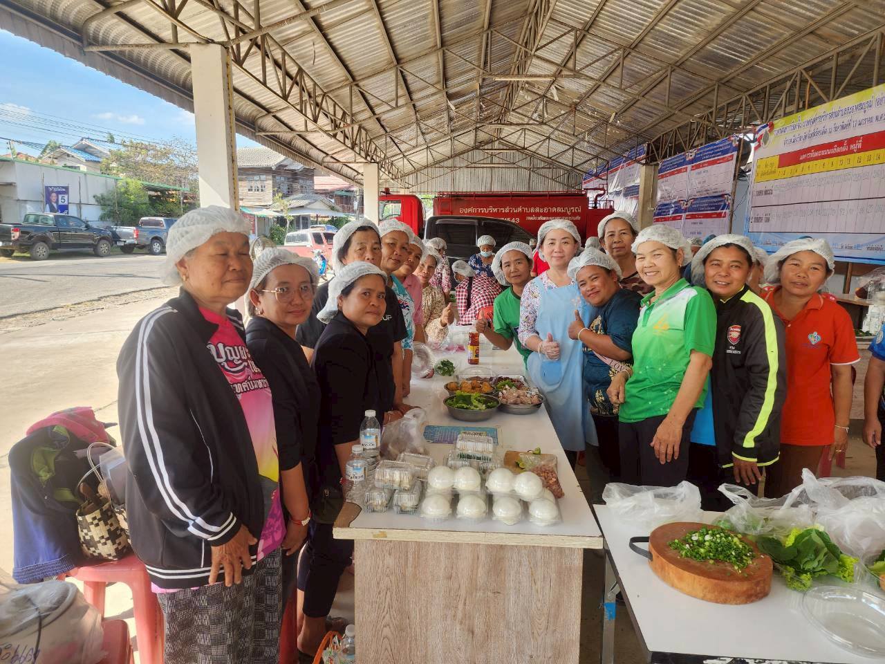 เมื่อวันที่ 28 มกราคม 2569 กองสวัสดิสังคม จัดอบรมฝึกอาชีพการทำขนมไทยและอาหารว่างให้กับกลุ่มสตรีและครัวเรือนเปราะบาง  โดยขนมไทยวันนี้ ลูกชุบและขนมตาโก้เผือกและอาหารว่างแหนมคุกข้าวทอด  ณ หอประชุมธรรมาภิบาล อบต.สะอาดสมบูรณ์  อ.เมิอง จ.ร้อยเอ็ด