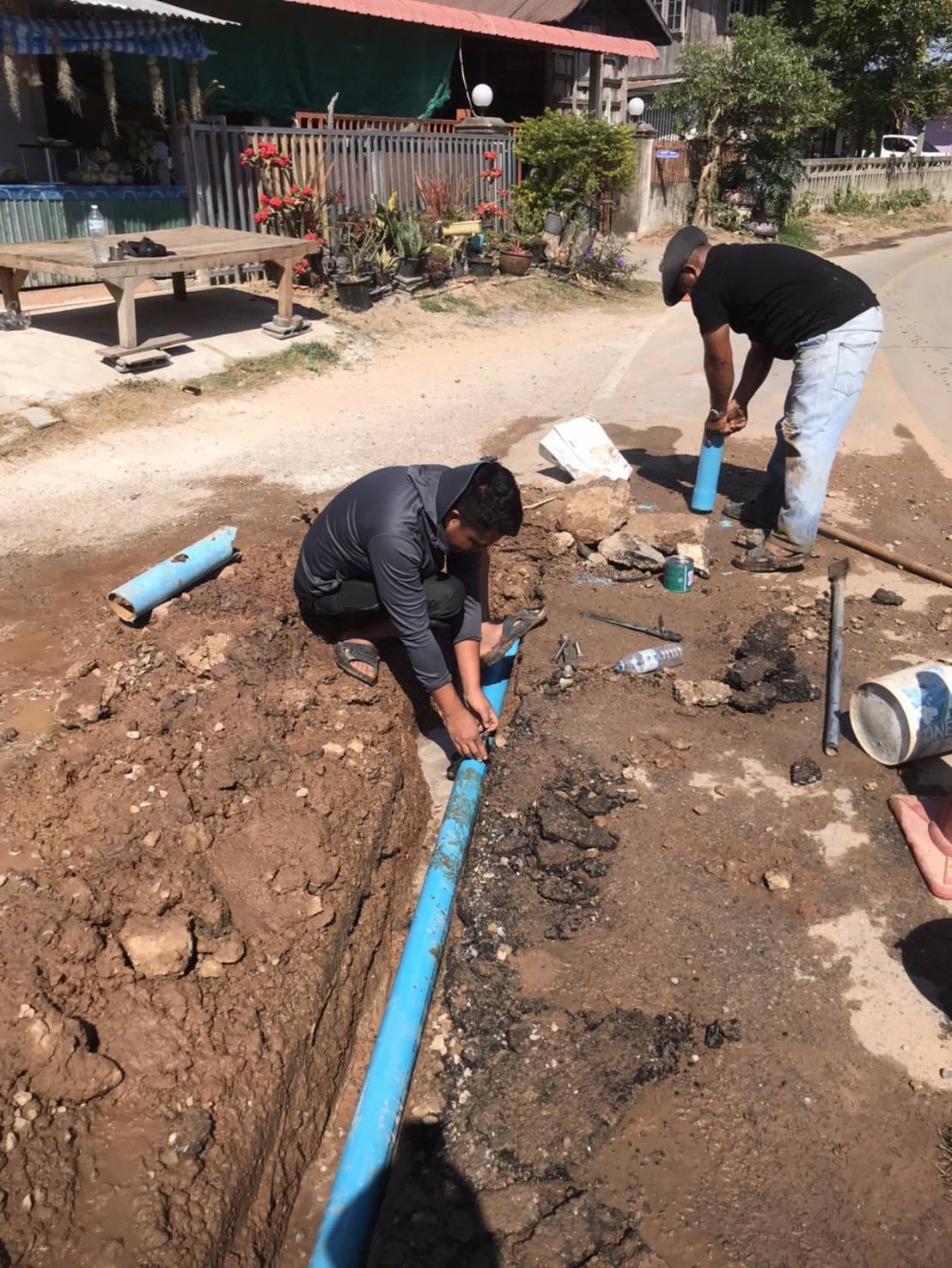 วันที่ 12 กุมภาพันธ์ 2569 กองช่าง อบต.สะอาดสมบูรณ์  ลงพื้นที่เข้าดำเนินการซ่อมแซมท่อประปาแตก  บ้านดอนทอง  หมู่ 1 ต.สะอาดสมบูรณ์ อ.เมือง จ.ร้อยเอ็ด