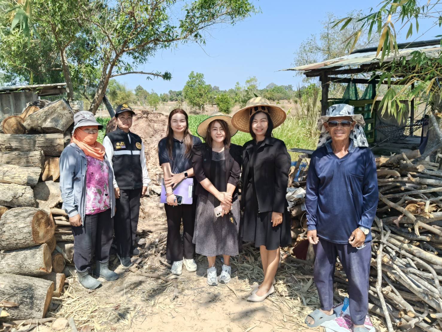 วันที่ 19 กุมภาพันธ์ 2569 อบต.สะอาดสมบูรณ์ ออกพื้นที่ตรวจสอบข้อเท็จจริง กรณีร้องทุกข์ ร้องเรียนเหม็นควันไฟจากการเผาถ่าน ทางเจ้าหน้าที่ อบต.จึงลงพื้นที่ตามคำสั่งและหน้าที่ เพื่อแก้ไขัญหาและบรรเทาความเดือดร้อนของประชาชนในพื้นที่