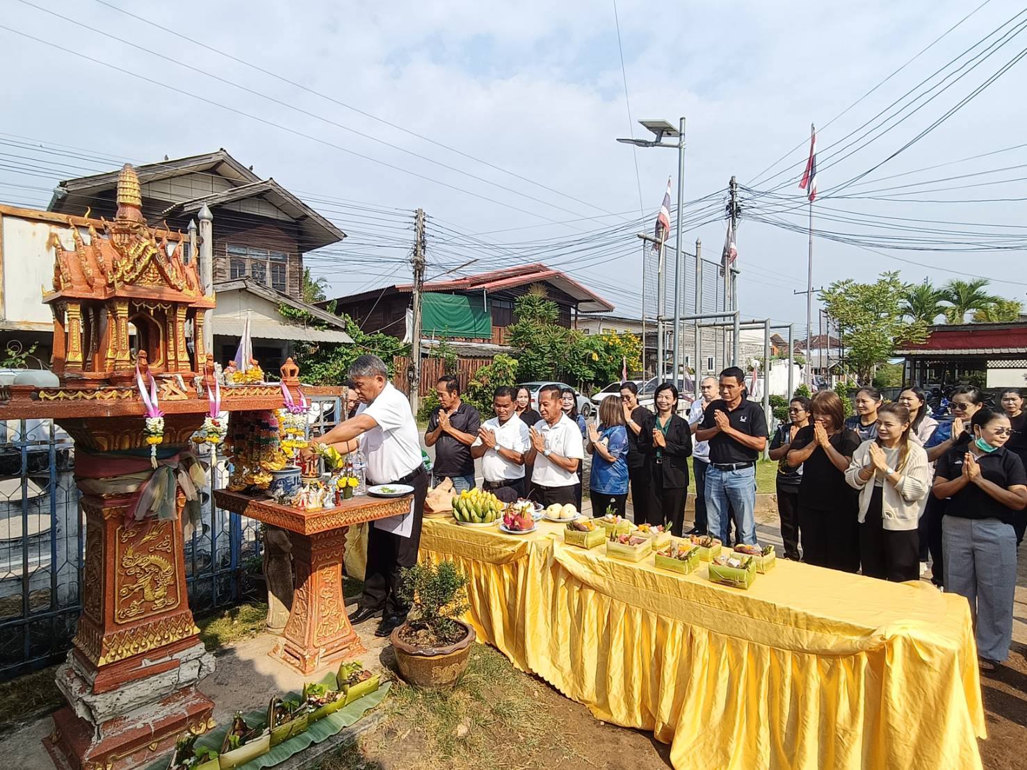 เมื่อวันที่ 25 กุมภาพันธ์ 2569 นายสหาย สังฆะมะณี นายก อบต.สะอาดสมบูรณ์ พร้อมคณะผู้บริหาร หัวหน้าส่วนราชการ และเจ้าหน้าที่ อบต.สะอาดสมบูรณ์ ไหว้ศาลพระภูมิและสิ่งศักดิ์สิทธิ์ (ศาลตายาย)  เพื่อความเป็นสิริมงคล เสริมสร้างขวัญและกำลังใจในการปฏิบัติหน้าที่