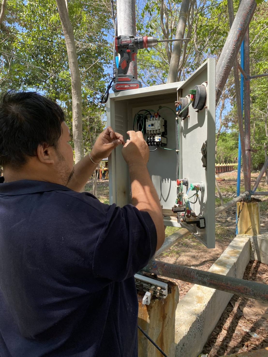 เมื่อวันอังคารที่ 10 มีนาคม 2569  นายสหาย สังฆะมะณี นายกองค์การบริหารส่วนตำบลสะอาดสมบูรณ์ มอบหมายเจ้าหน้าที่กองช่าง   ลงพื้นที่เข้าดำเนินการติดตั้งตู้คอนโทรลสตาร์ท พร้อมลูกลอยไฟฟ้า   บ้านหนองแข้ หมู่14  ต.สะอาดสมบูรณ์ อ.เมือง จ.ร้อยเอ็ด