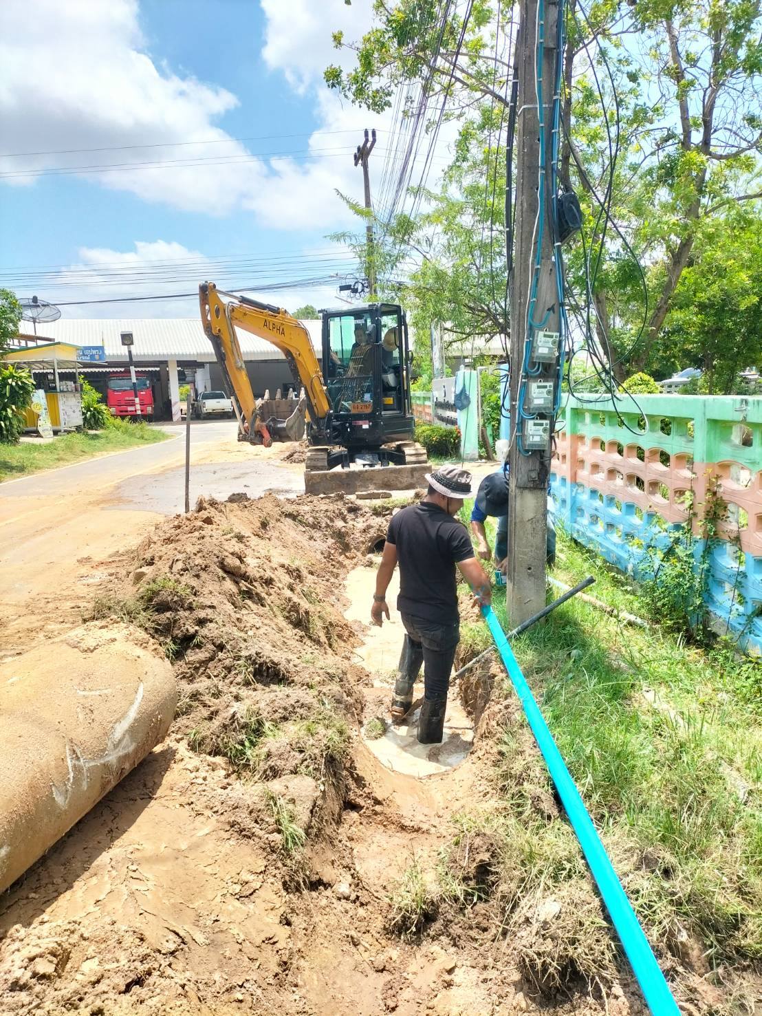 วันทึ่ 30 เมษายน 2569 นายสหาย สังฆะมะณี นายก อบต.สะอาดสมบูรณ์ มอบหมายเจ้าหน้าที่กองช่าง อบต.สะอาดสมบูรณ์  ลงพื้นที่ต่อท่อเมนปะปา  เนื่องจากขุดรื้อท่อระบายน้ำหน้า อบต.สะอาดสมบูรณ์ ลงสู่หนองแวง บ้านแมค หมู่ 4 ต.สะอาดสมบูรณ์ อ.เมือง จ.ร้อยเอ็ด