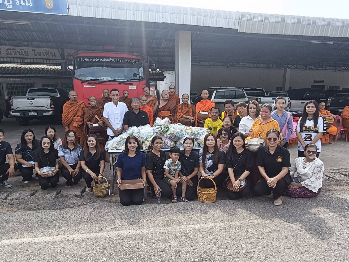 วันที่ 5 พฤษภาคม 2569 นายสหาย สังฆะมะณี นายก อบต.สะอาดสมบูรณ์ ท่านปลัด อบต. หัวหน้าส่วนราชการ เจ้าหน้าที่ อบต.สะอาดสมบูรณ์ พร้อมชาวบ้าน   พร้อมกันตักบารตข้าวสาร อาหารแห้ง ตามโครงการบิณฑบาตฯ   ณ หน้า อบต.สะอาดสมบูรณ์ อ.เมือง จ.ร้อยเอ็ด
