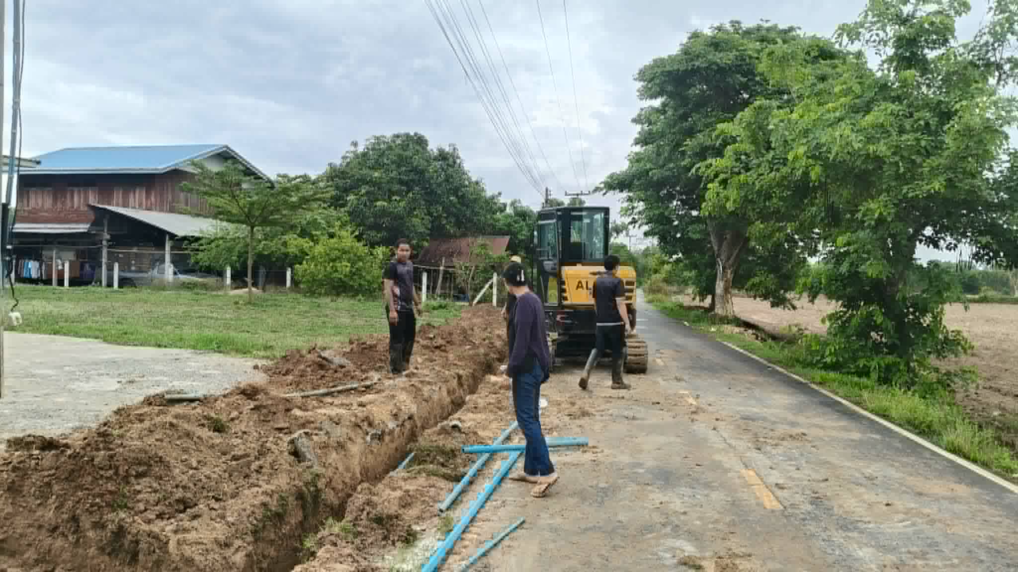 เมื่อวันทึ่๒๐ พฤษภาคม ๒๕๖๙ นายสหาย สังฆะมะณี นายก อบต.สะอาดสมบูรณ์ มอบหมายเจ้าหน้าที่กองช่าง อบต.สะอาดสมบูรณ์  ลงพื้นที่วางท่อระบายน้ำ ซ่อมแซมคอนกรีต บ้านดงเค็ง หมู่ ๙  ต.สะอาดสมบูรณ์ อ.เมือง จ.ร้อยเอ็ด
