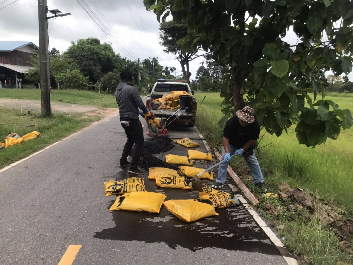 เมื่อวันพุธที่ 9 กันยายน 2569  นายสหาย สังฆะมะณี นายกองค์การบริหารส่วนตำบลสะอาดสมบูรณ์ มอบหมายให้เจ้าหน้าที่การช่าง อบต.สะสมบูรณ์ลงพื้นที่ซ่อมแซมถนน บ้านดงเค็ง หมู่ 9 และบ้านป่าเพิ่ม หมู่ที่ 11 ตำบลสะอาดสมบูรณ์ อำเภอเมือง จังหวัดร้อยเอ็ด