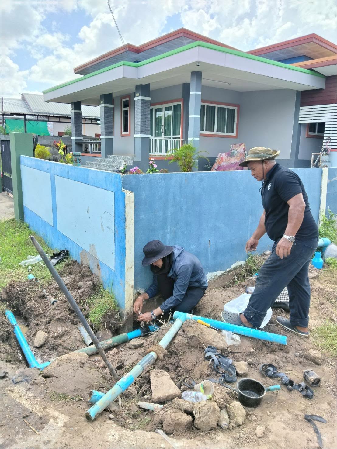 เมื่อวันพฤหัสบดี ที่ 1 ตุลาคม 2569 นายสหาย สังฆะมะณี นายกองค์การบริหารส่วนตำบลสะอาดสมบูรณ์ มอบหมายเจ้าหน้าที่กองช่าง ออกพื้นที่แก้ไขต่อท่อเมนประปาแตก  บ้านดอนศรีวิไล  หมู่ 12 ต.สะอาดสมบูรณ์ อ.เมือง จ.รัอยเอ็ด